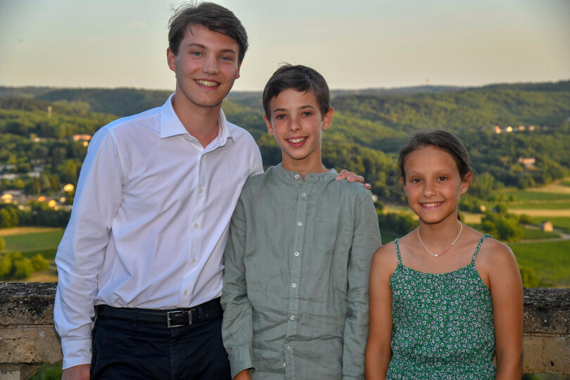 Les princes Felix et Henrik au côté de la princesse Athena au musée Henri-Martin à Cahors.
